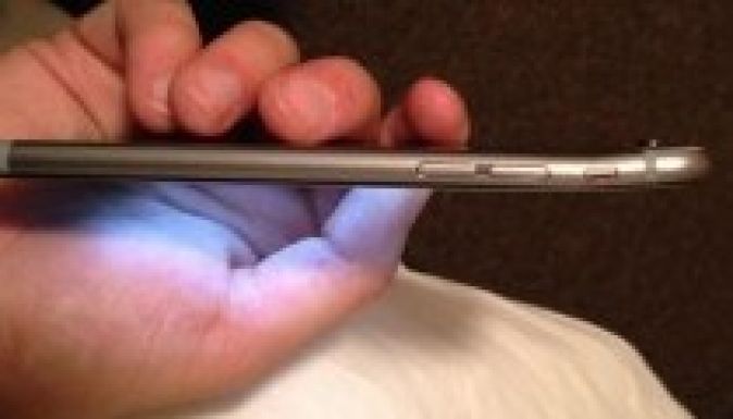 Könnyen elhajlik az iPhone 6 (VIDEÓ)