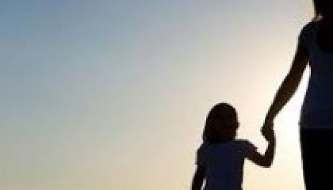 Örökbefogadó szülőknek is járna gyereknevelési szabadság