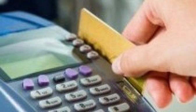 Végre bankkártyával is kifizethetjük az adót