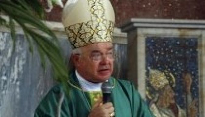 Százezer pedofil fotót találtak a letartóztatott nuncius gépén