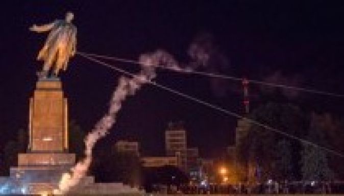 Ledöntötték Európa legnagyobb Lenin-szobrát Ukrajnában