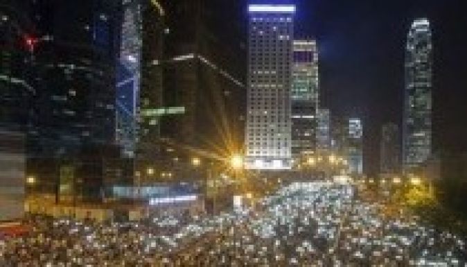 Egyre nagyobb területen tüntetnek a hongkongi diákok