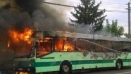 Kigyulladt egy munkásokat szállító autóbusz Szamosújváron (VIDEÓ)