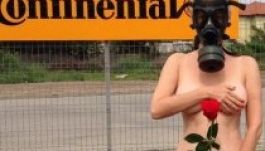 Meztelenül tüntetett egy temesvári nő a környezetszennyezés ellen