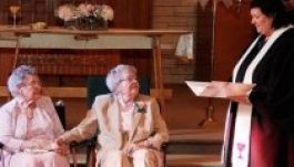 Kilencvenéves menyasszonyok: 72 év után keltek egybe