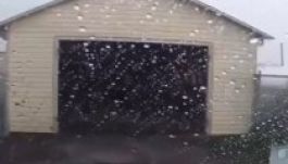 A garázsból egyenesen egy tornádóba farolt (VIDEÓ)