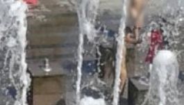 Gyerekek pucérkodnak a szentgyörgyi szökőkútban