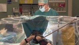 Agyműtéte alatt végig hegedült egy művésznő (VIDEÓ)