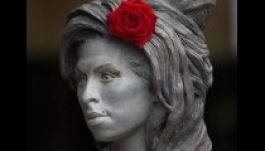 Leleplezték Amy Winehouse szobrát