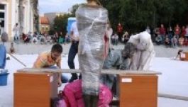 Közösen falaztuk be Manole feleségét