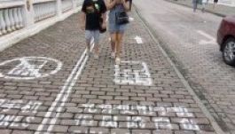 Külön sávot festettek a járdára a mobilosoknak Kínában