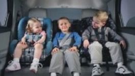 Az autók hátsó ülésén is kötelező a biztonsági öv használata