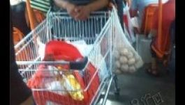 Így szokott bevásárolni a bukarestiek egy része (FOTÓ)