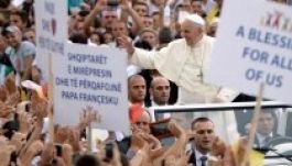 Ferenc pápa példaadónak mondta a vallások harmóniáját Albániában