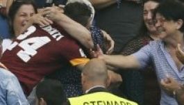 Ilyen megható jelenetet focipályán még nem láttál (VIDEÓ és GALÉRIA)