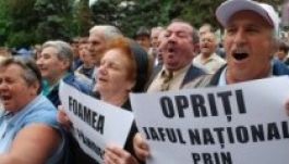 A kormány épülete előtt tüntetnek a nyugdíjasok