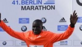 Világcsúcsdöntés és mezítlábas Jézus-imitátor a berlini maratonon