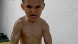 Ismét szenzációt keltett a román kockahasú gyerek (VIDEÓ)