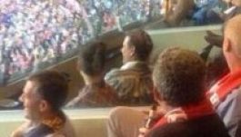 A stadionban vetkőzött meztelenre a modell, lecsukták