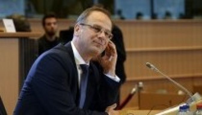 Navracsics és Hill sem győzte meg első nekifutásra az EP-képviselőket