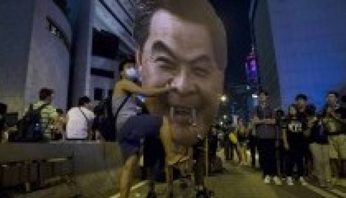 A hongkongi kormányzó nem mond le a követelések ellenére sem