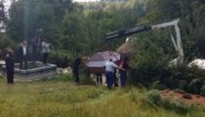 Emelődaruval temették el Románia legkövérebb nőjét (VIDEÓ)