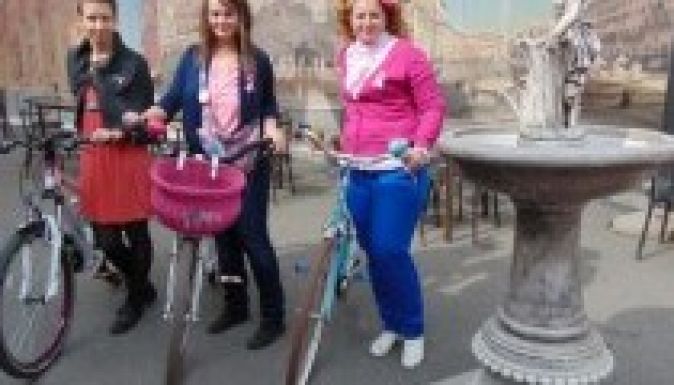 Biciklinyeregből buzdítottak mellrák-szűrésre a dévai nők