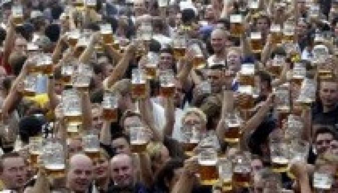 Idén még többen próbáltak logós söröskorsót csenni az Oktoberfestről