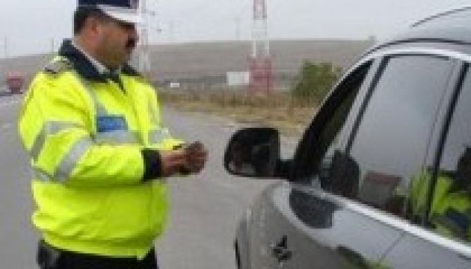 Így nőnek jövőre a közúti bírságok Romániában