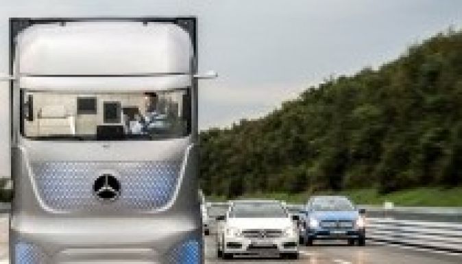 Önvezető kamionnal rukkolt elő a Mercedes (VIDEÓ)