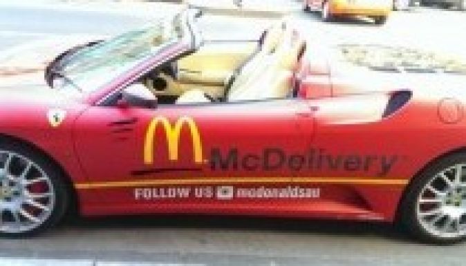 Ferrarival viszik házhoz a mekis kaját