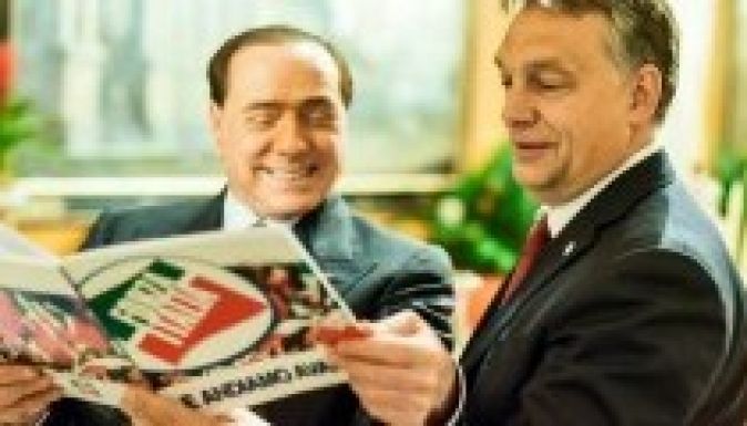 Orbán Viktor felkereste otthonában a „kiközosített” Silvio Berlusconit