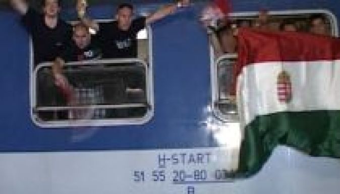 Petárdáztak és szemeteltek a magyar focidrukkerek