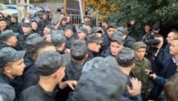 Több száz nemzeti gárdista tüntet Kijevben (VIDEÓ)