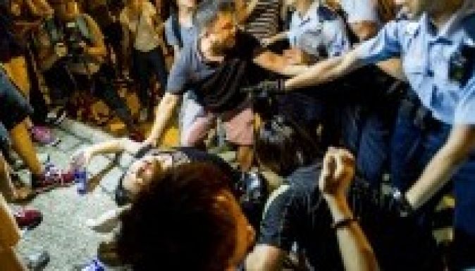 Összecsaptak a rendőrökkel a Hongkongban tüntető diákok