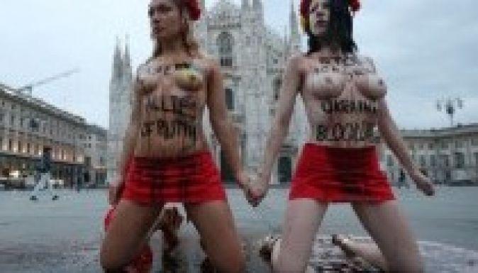 Félmeztelen Femen-aktivisták „csaptak le” Milánóban (VIDEÓ)