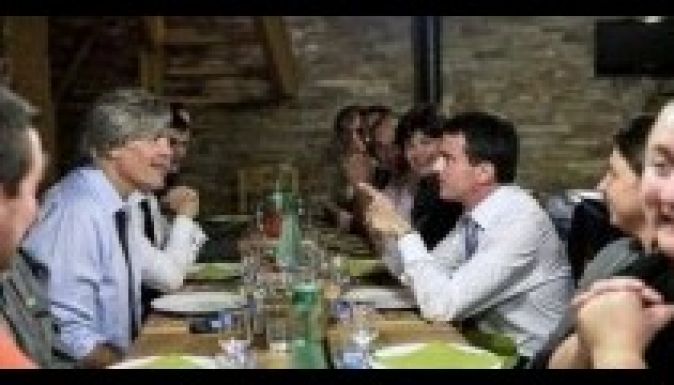 Tehénfejéssel kezte a napot a francia kormányfő