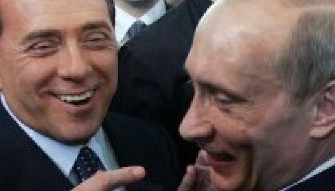 Putyin megváratta Merkelt, majd Berlusconival bulizott