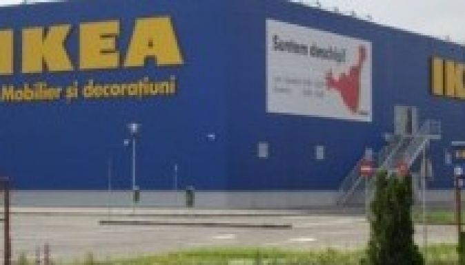 Tolonganak a vásárlók a bukaresti IKEA-áruházban