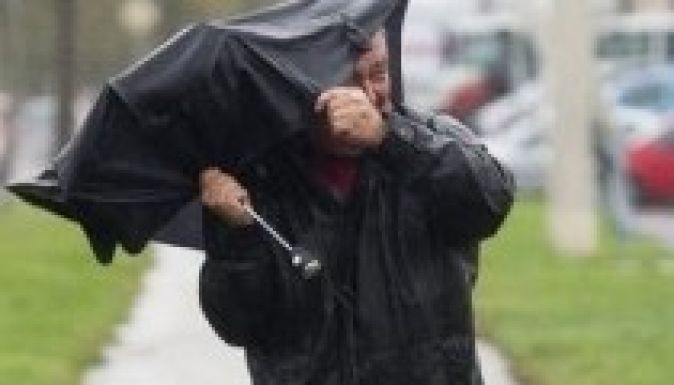 Vörös riasztás van Magyarországon a viharos szél miatt