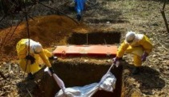 Közelíti az ötezret az ebola áldozatainak száma