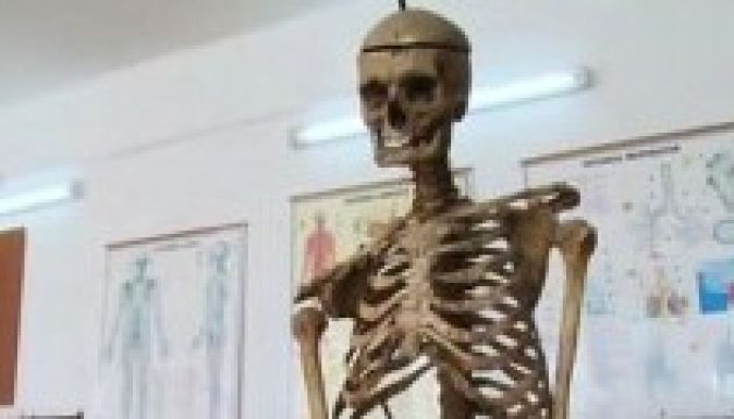 A volt igazgató csontváza taneszköz egy román iskolában