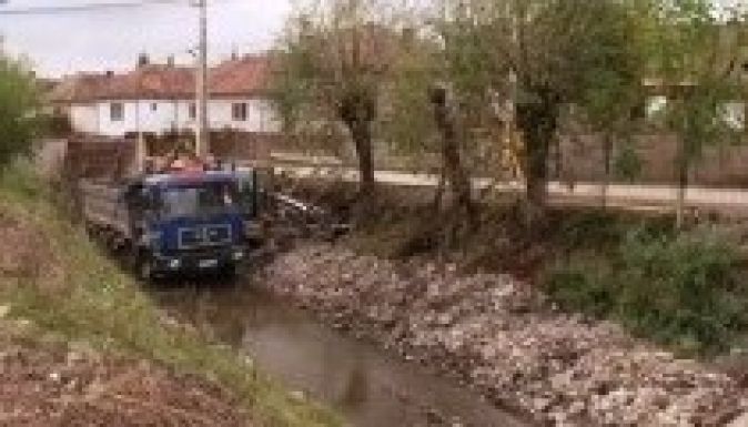 Zajlik az árvízvédelmi munka Farkaslakán