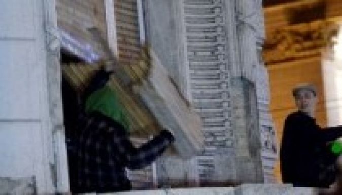 A Fidesz-székház ostromával ért véget a tüntetés