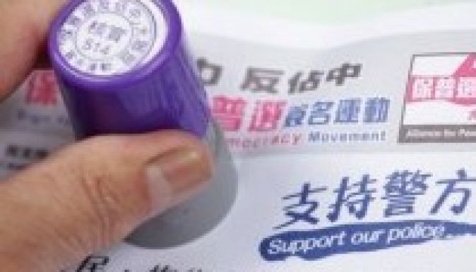 Peking-barát hongkongiak petícióznak a diákok ellen