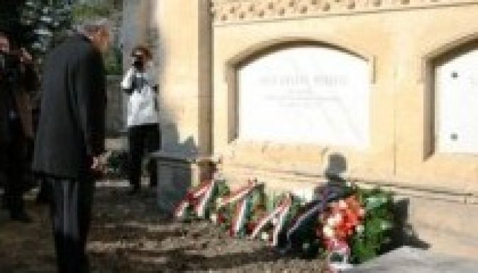 Átadták a felújított Bánffy-kriptát a Házsongárdban