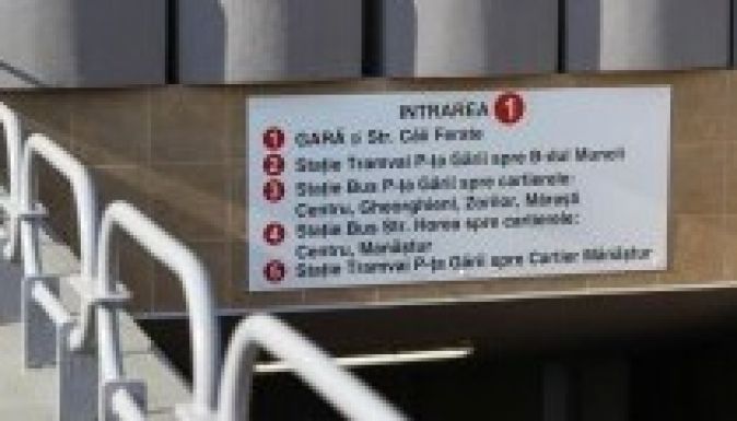 Hemzseg a hibáktól egy kolozsvári aluljáró táblája