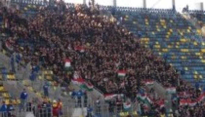Az UEFA a magyarokat is szektorbezárással büntette