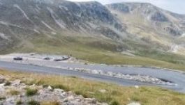 Száz méter mély szakadékba borult egy kisteherautó a Transzalpinon