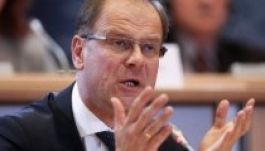 FT: Navracsics elbukhatja a biztosi posztot